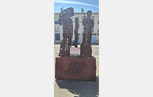 2 statues représentant les 2 usines : Pechiney(sel destiné à fabriquer de la soude) et solvay (sel destiné à fabriquer du carbonate de soude )
